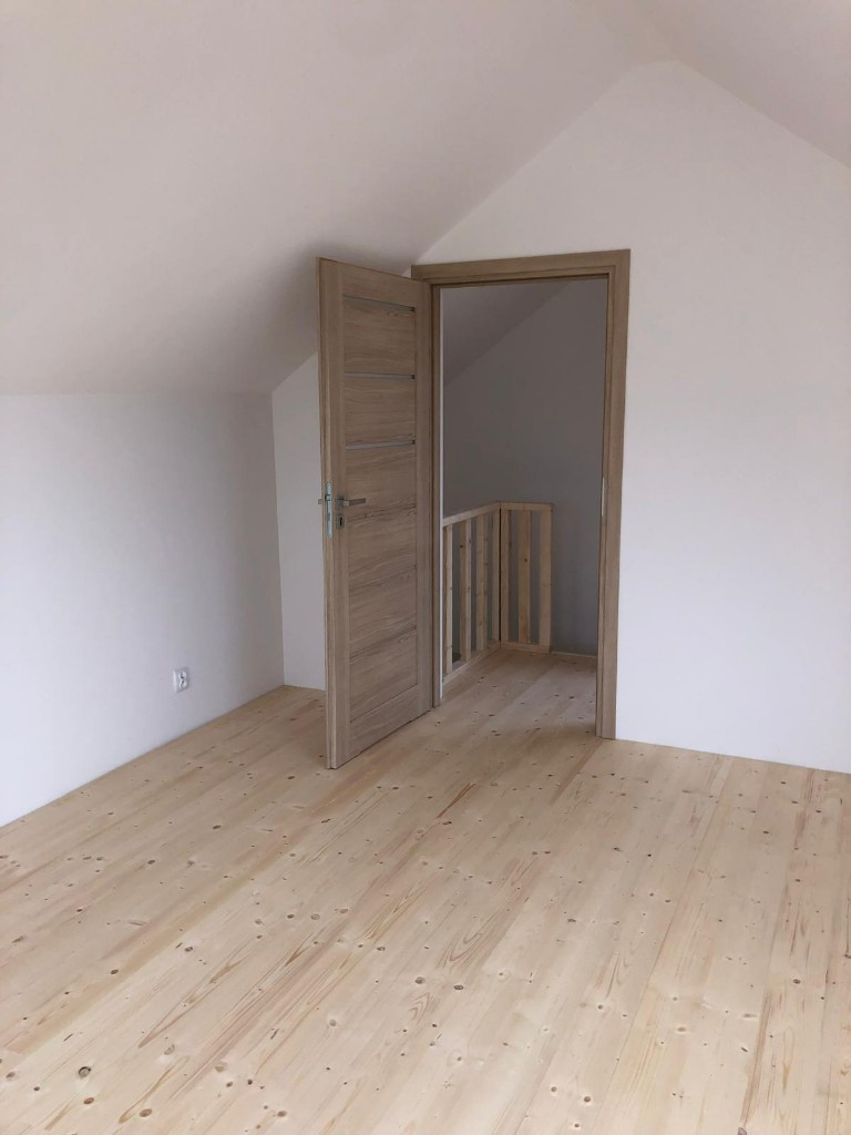 Jasne poddasze z drzwiami wewnętrznymi i balustradą